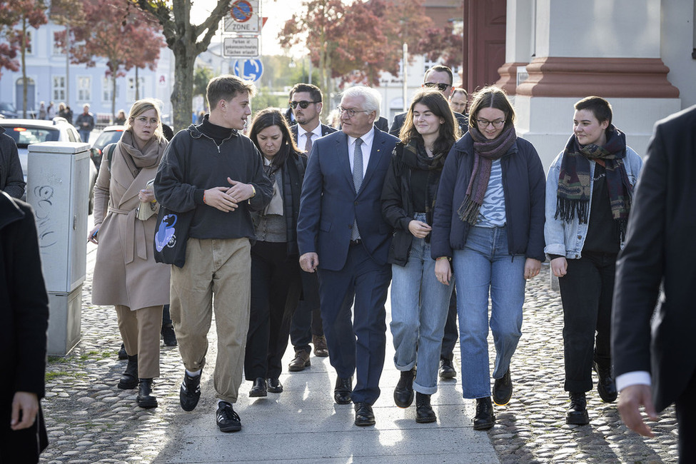 Bundespräsident Frank-Walter Steinmeier bei einem Stadtspaziergang mit Jugendlichen unter dem Motto 'Zeigt mir Euer Neustrelitz'